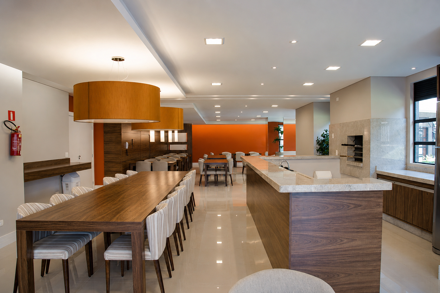 Espaço gourmet com ilha, churrasqueira e mesa de jantar