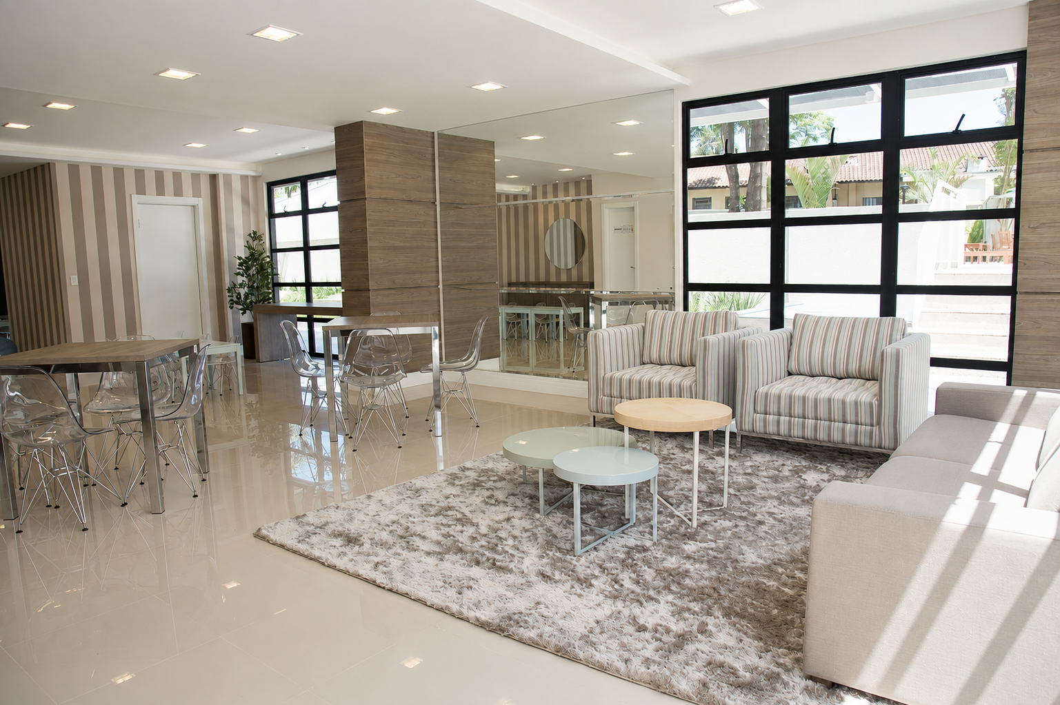 Lounge de apoio com sofás, mesas e integração visual