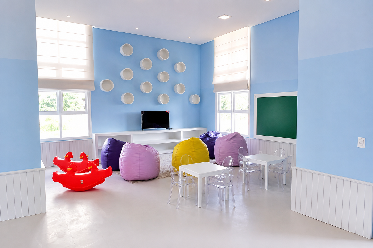 Espaço infantil com brinquedos, mesas e assentos coloridos