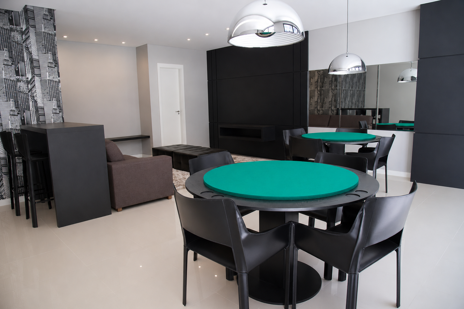 Sala de jogos com mesa central, cadeiras e iluminação contemporânea