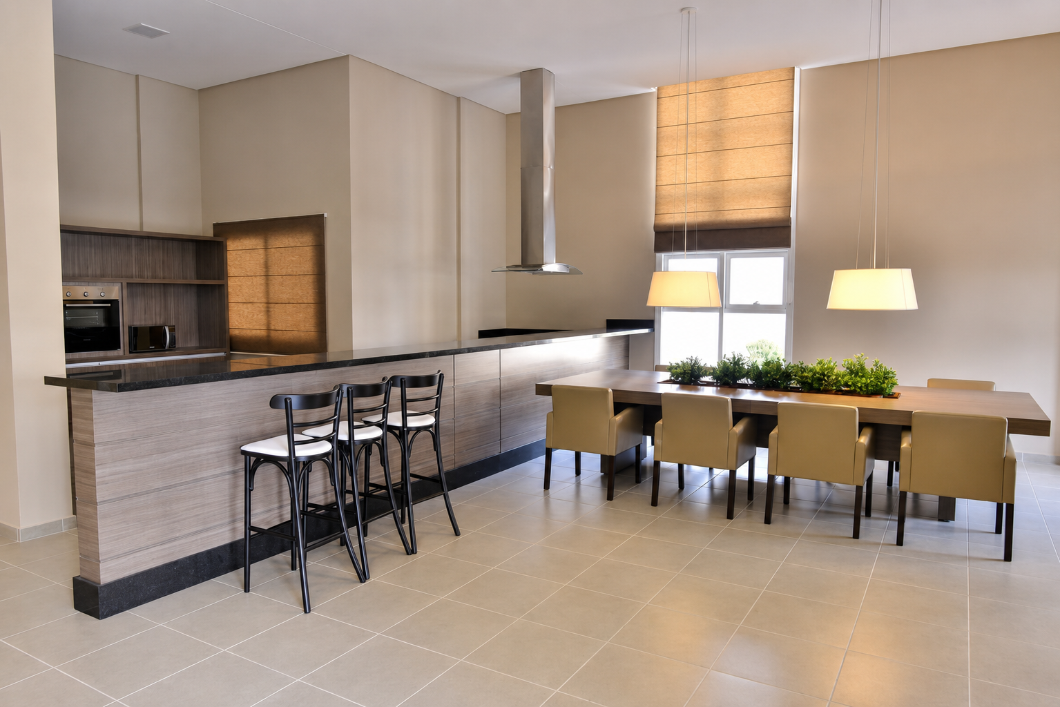 Espaço gourmet integrado com bancada, cozinha e mesa de jantar