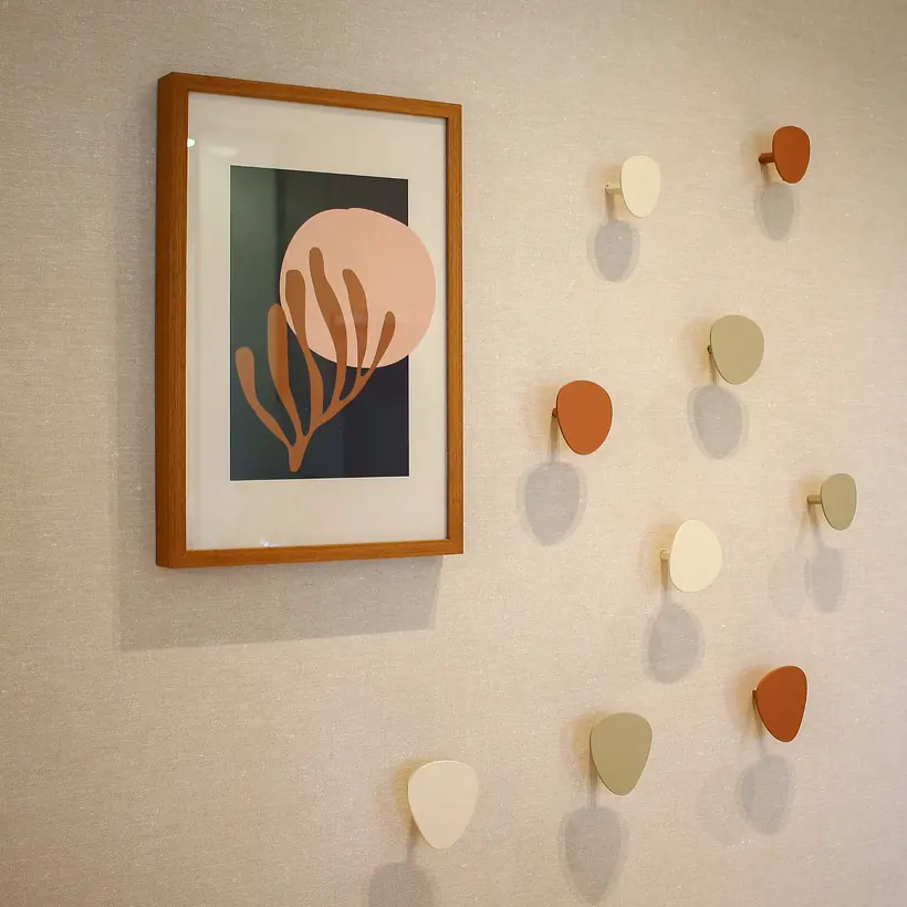Composição de arte e elementos de acabamento sobre parede texturizada