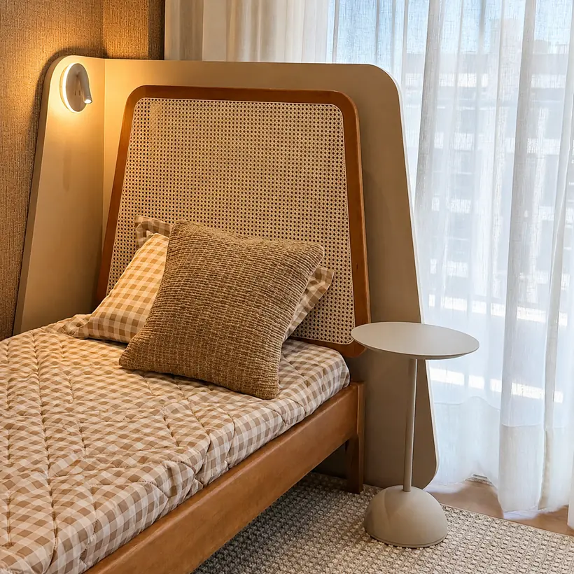 Quarto com cabeceira em palhinha, mesa lateral integrada e iluminação de leitura