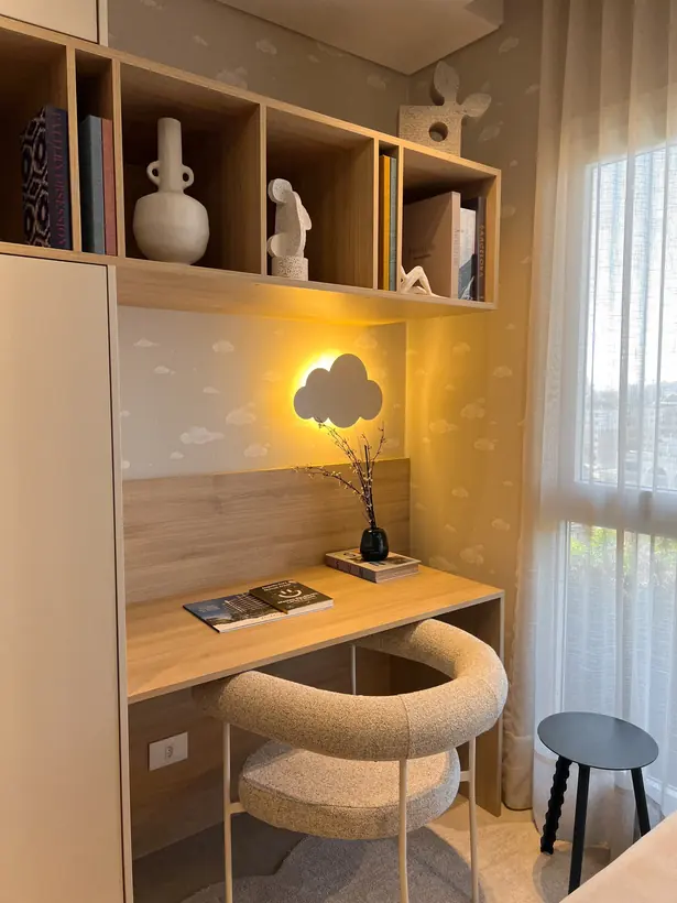 Bancada infantil com nichos e iluminação decorativa