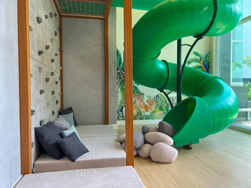 Brinquedoteca com escorregador e área de descanso