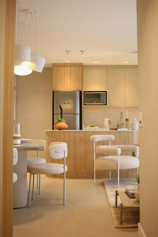 Cozinha integrada com mobiliário claro