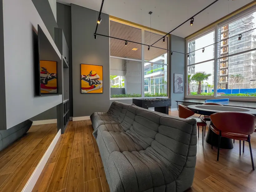 Lounge corporativo com assentos e mesa de jogos