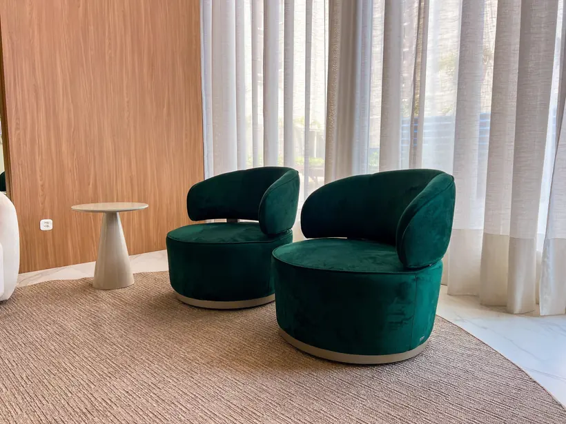 Poltronas verdes em área de recepção