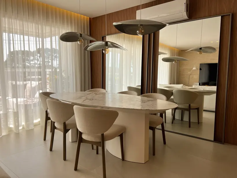 Sala de jantar integrada com iluminação decorativa